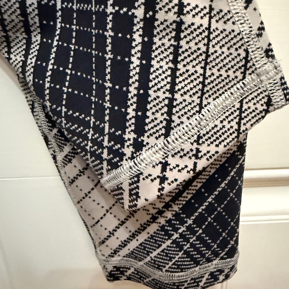 Athleta Salutation Stash Textured Tight Size Medium, never worn - Picture 4 of 9